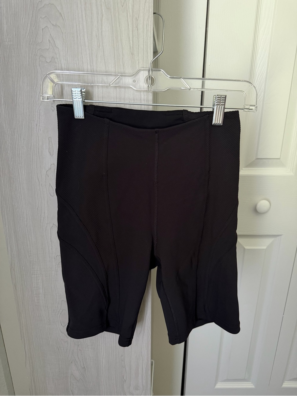 lululemon athletica Ribbed High-Rise Yoga Short 8” - Size 6